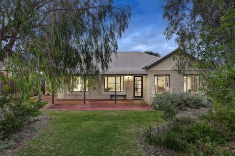 Cottage Retreat/Shady Cottage - Accommodation Australia 0