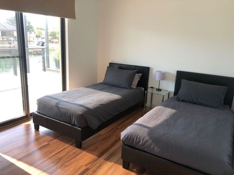 Port Bouvard Retreat - Large Family Friendly Canal Home With Private Jetty - Accommodation Australia 2
