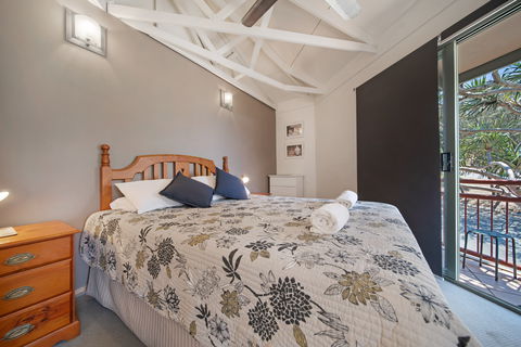 16 Point Lookout Beach Resort - Australia Shopping 1