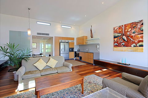 Beach Villa 17, East On Byron - Local Tourism 0