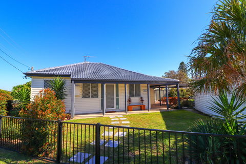 Beachside Cottage At Blacksmiths - Local Tourism 0