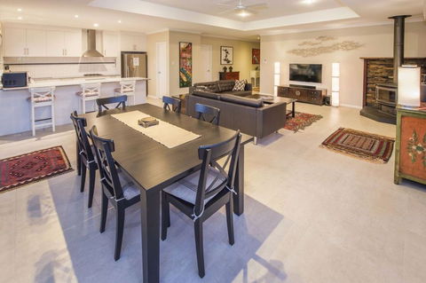 Dave's Digs - Accommodation Australia 2
