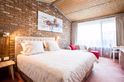 Farnham Court Motel - Bed n Breakfasts 1