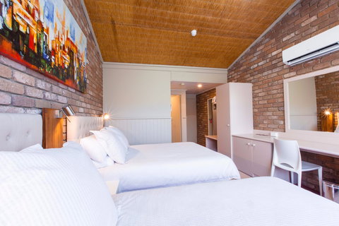 Farnham Court Motel - Bed n Breakfasts 2