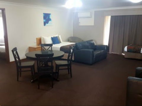 Hilltops Retreat Motor Inn - Accommodation Australia 0