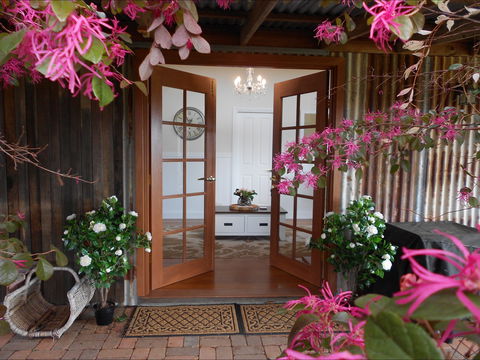 Milton Country Retreat: The Chocolate Cottages - Local Tourism 0