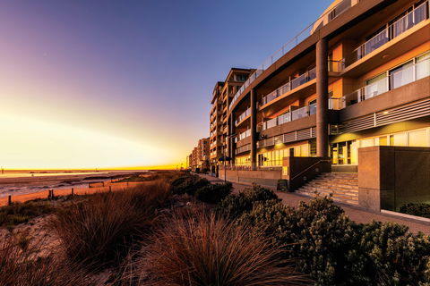 Oaks Glenelg Plaza Pier Suites - Accommodation Australia 0