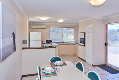 Preston Beach Front Apartment - Local Tourism 1