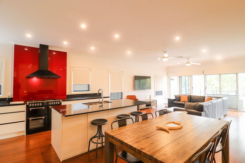 Sunset On Lake Point - Accommodation Australia 2