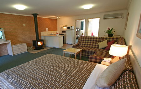 Beachcomber Motel And Apartments - Local Tourism 1
