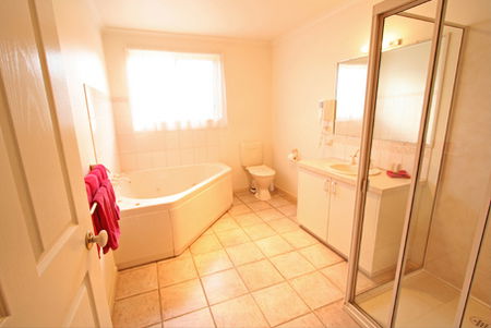 Beachcomber Motel And Apartments - Local Tourism 5