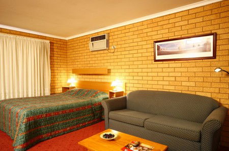 Blue Whale Motor Inn & Apartments - Local Tourism 3