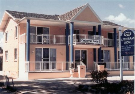 Canberran Lodge - Bed n Breakfasts 0