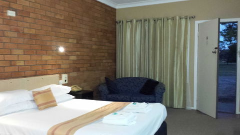 AA Hilldrop Motor Inn - Local Tourism 0