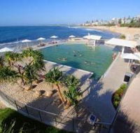 Kings Beach - Beachfront Salt Water Pool - Accommodation Australia