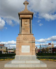 Warwick War Memorial And Gates - Accommodation Australia 1