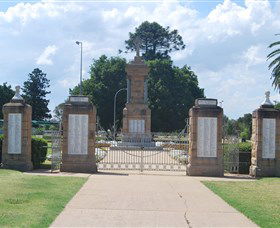 Warwick War Memorial And Gates - Accommodation Australia 0