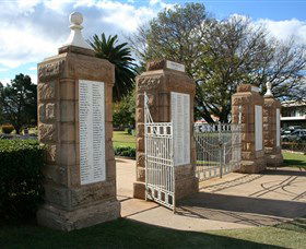 Warwick War Memorial And Gates - Accommodation Australia 2