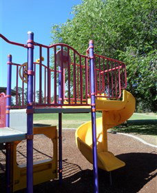 Fadden Pines Playground - Accommodation Australia 2