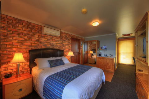 Stanley Village - Local Tourism 0