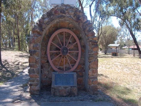 Jindera Pioneer Cairn - Accommodation Australia 0