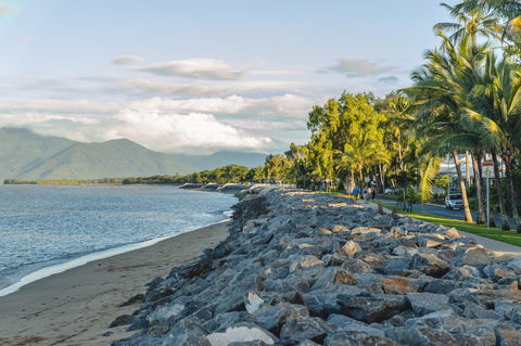 Machans Beach - Australia Shopping 1