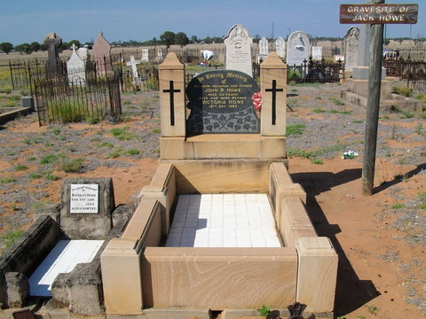 Blackall Cemetery - Local Tourism 0