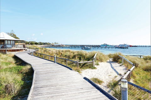 Thomson Bay - Local Tourism 0