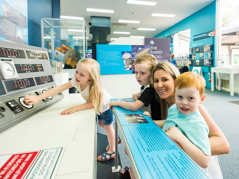 CSIRO Parkes Radio Telescope Visitor Centre - Local Tourism 1