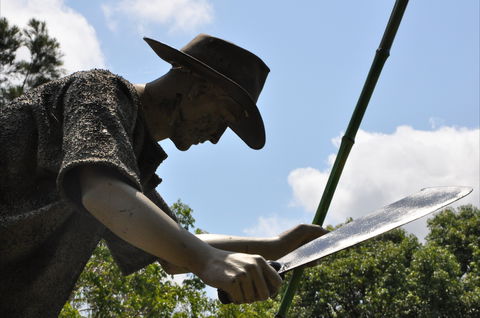 Cane Cutter Memorial - Accommodation Australia 2