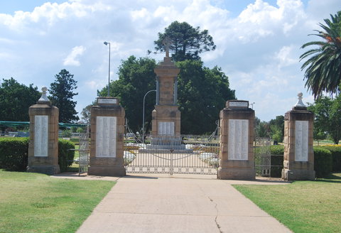 Warwick War Memorial And Gates - Local Tourism 0