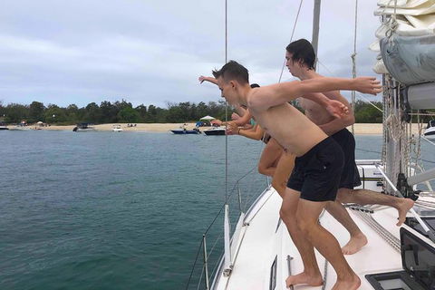 Sailing Curlew Escape On Moreton Bay - Local Tourism 11