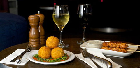 The Social Bar & Restaurant - Accommodation Australia 1