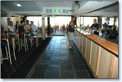 Bateau Bay Hotel - Local Tourism 0