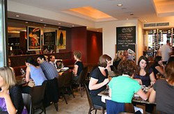 Amphoras  Bar & Bistro - Bed n Breakfasts 1