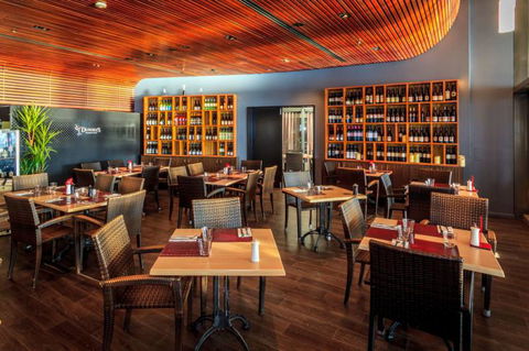 Dundee’s Restaurant On The Waterfront - Local Tourism 2