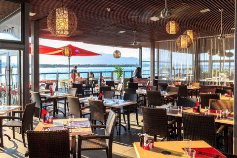 Dundee’s Restaurant On The Waterfront - Local Tourism 3