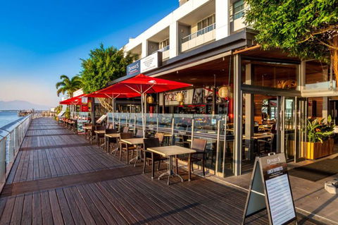 Dundee’s Restaurant On The Waterfront - Local Tourism 4