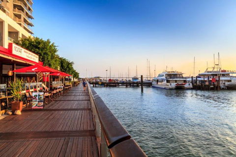 Dundee’s Restaurant On The Waterfront - Local Tourism 5