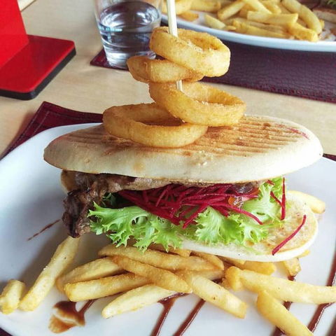Dundee’s Restaurant On The Waterfront - Local Tourism 9
