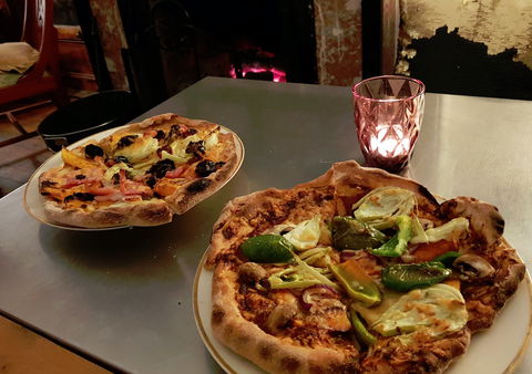Friday Night Wood-Fired Pizzas - Bed n Breakfasts 0