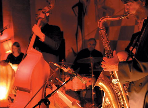 The Pearly Shells Feat. Julie O'Hara - Accommodation Australia 0