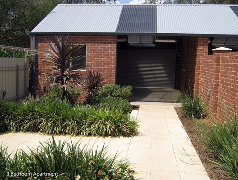 Charles Sturt Suites & Apartments - Local Tourism 1
