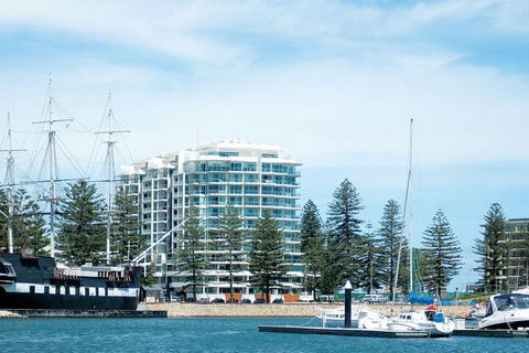 Oaks Glenelg Liberty Suites - Accommodation Australia 2