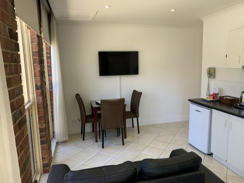 Ensenada Motor Inn And Suites - Australia Shopping 1