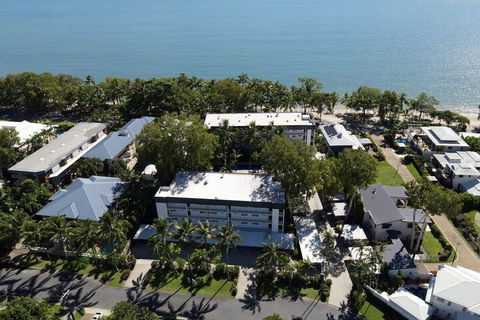 Agincourt Beachfront Apartments - Bed n Breakfasts 1