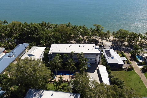 Agincourt Beachfront Apartments - Bed n Breakfasts 3