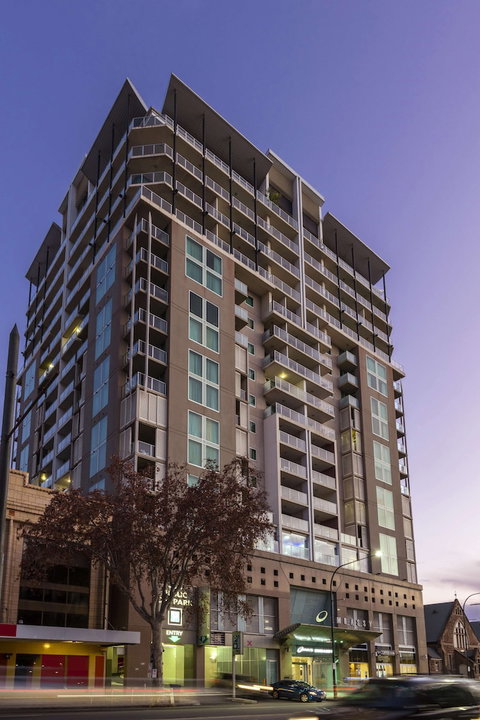 Oaks Adelaide Embassy Suites - Bed n Breakfasts 2