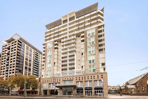 Oaks Adelaide Embassy Suites - Bed n Breakfasts 0