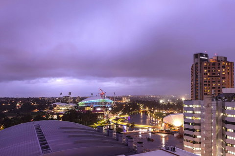 Oaks Adelaide Embassy Suites - Bed n Breakfasts 5
